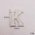 Nahaufnahme des Strass-Perlen-Buchstaben-K-Patches mit Größen- und Texturdetails für Bastler. - Buchstabe K
