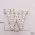Detailansicht des Perlen-Strass-Buchstaben-W-Aufnähers, 4.8x5.2cm für DIY Kleidung. - Buchstabe W