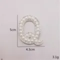 Nahaufnahme des Perlen Strass Buchstaben Q Aufnaehers zur sehr genauen Detailansicht. - Buchstabe Q