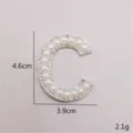 Vue détaillée du patch lettre C en perles et strass, gros plan montrant la finition délicate. - Lettre C / Sans support adhésif