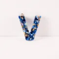 Harz Buchstabe V Anhänger DIY Schmuck Zubehör mit blauen Muschelflocken und Goldfolie. - Buchstabe V