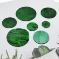 Grüne runde Acryl DIY Anhänger Zubehör Multi-Größe Bastelmaterial für handgemachten Schmuck - 10mm Einzelloch / Dunkelgrün