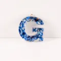 Blauer Harz Buchstabe G Schlüsselanhänger Anhänger mit Schottersteinen für DIY Schmuck. - Buchstabe G