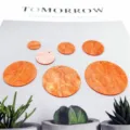 Acryl Rundstücke mit Muscheltextur in Orange, ideal für DIY Basteln und Schmuck. - 10mm Einzelloch / Orange
