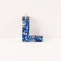 Blauer Harz Buchstabe L Anhänger mit blauen Steinen und Goldflocken für DIY Schmuckherstellung. - Buchstabe L