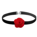 Schwarze Samt Choker Halskette mit einer auffälligen roten Stoff-Rosenblüte als Detail. - Stil 6 Schwarze Blume Samt Kropfband
