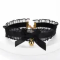 Μαύρο δαντελωτό κολιέ choker με μαύρο φιόγκο και χρυσό κουδούνι, λεπτομέρεια λαιμού. - Στυλ 2 (TZ150) / Μαύρο