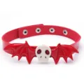 Gotische rode lederen choker halsketting met witte schedel en vleermuisvleugels Halloween. - Rood (Schedelstijl)