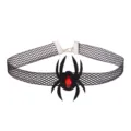 Nahaufnahme des schwarzen Spitzen-Gothic-Spinnen-Choker-Halsbands mit rotem Kristallstein. - Stil 10 Roter Strass Schwarze Spinne Netz Kropfband