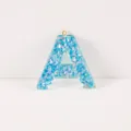 Blauer Harz Buchstabe A Anhänger mit irisierenden Pailletten DIY Modeschmuck Zubehör. - Buchstabe A