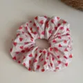 Primo piano dettagliato di un elastico per capelli rosa con stampa a cuori rossi morbidi. - Maxi Elastico per Capelli / Cerchio Cuore Rosa - Bianco a Pois