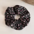 Scrunchie nero con stampa cuori rosa, elastico per capelli grande foto dettaglio, carino. - Maxi Elastico per Capelli / Cerchio Cuore Rosa - Nero Rosa Scuro