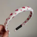 Detalle de diadema blanca con bonitos estampados de corazones rojos y etiqueta hecha a mano. - Diadema Estrecha Corazón Rosa - Blanco Sólido