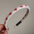 Diadema de tela blanca con bonito estampado de corazones rojos y puntos grises, accesorio. - Diadema Estrecha Corazón Rosa - Blanco Lunares