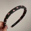 Diadema de tela negra con bonito estampado de corazones rosas, accesorio de pelo elegante. - Diadema Estrecha Corazón Rosa - Negro Rosa Oscuro