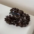 Detailansicht der Haarspange mit Leopardenmuster Stoffblumen fuer eleganten Haarschmuck style. - Modischer Tiefer Leopardenprint - Bananenklammer