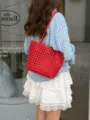 Sac cabas en cuir tressé rouge pour femme, élégant sac porté épaule pour les vacances. - Rouge