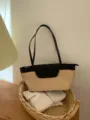 Vista dettagliata di una borsa a spalla in paglia vintage francese con patta in PU nero. - Nero