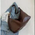 Borsa a tracolla morbida marrone minimalista da donna, grande shopper casual e borsa a spalla. - Caffè