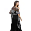 Détail du châle noir transparent avec une élégante broderie de plumes blanche et une texture fine. - Noir & Argent