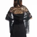 Exquisites Detail des schwarzen Spitzenabendtuchs mit elegantem Blumenmuster und Fransen. - Schwarz