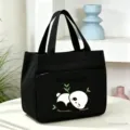 Vista detallada de una bolsa de almuerzo de lona negra con lindo diseño de panda para oficina. - Bolsa Bento de Panda Durmiendo / 25*16*22cm / Negro