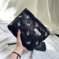 Schwarze gesteppte Kosmetiktasche mit Blumenmuster tragbare große Make-up Tasche - Schwarz mit Weißer Rose