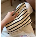 Schwarz-weißer gestreifter Kosmetikbeutel aus Leinen, tragbare Aufbewahrungstasche mit Label chic. - Schwarz und Creme Gestreift