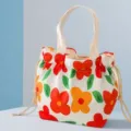 Détail de sac de repas en toile florale avec imprimé rouge et cordon de serrage. - Style Épais Fleur Orange Rouge