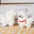Leuk wit alpaca pluche bedel detail, zacht gevuld pluche speelgoed knuffeltje met bril en rode sjaal. - Hangende Stijl (Rugopening) / Wit / 7cm