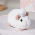 Primo piano dettagliato di un simpatico ciondolo in peluche di topo bianco con cappello. - senza ciondolo / Bianco