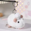 Primo piano di un grazioso portachiavi in peluche di topo bianco con un cappello da cuoco. - Portachiavi in Argento / Bianco