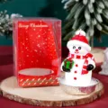 Vista dettagliata di una simpatica candela di natale con scatola, decorazione festiva. - Pupazzo di Neve con Regalo