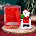 Vista dettagliata della candela Babbo Natale con confezione regalo per decorazioni. - Babbo Natale con Regalo