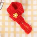 Mini gebreide poppensjaal in rood met gele bloemborduursels en franjes voor katoenen poppen. - Rood