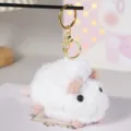 Primo piano dettagliato del portachiavi in peluche di topo bianco con cappello da cuoco. - Portachiavi in Oro / Bianco