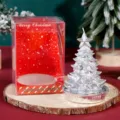 Vista dettagliata di una candela argentata a forma di albero di Natale con scatola. - Albero di Natale Argentato