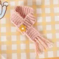 Mini gebreide sjaal voor pluche pop, roze halsdoek met gele bloem en franjes. - Koreaans Roze