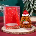 Vista dettaglio candela pigna di Natale, decorazione festiva da tavolo con scatola. - Pigna dell'Albero di Natale