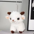 Primo piano dettagliato di un portachiavi in peluche di pecora bianca con corna marroni. - 12cm / Pecora-Fibbia Rotonda