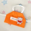Dettaglio della mini bavetta per bambola 10cm, tessuto arancione con patch orsetto. - Grembiule Orso Arancione