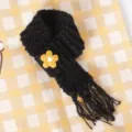 Kleine gebreide poppensjaal met franjes en bloemdetail, perfect voor pluche poppen stijl. - Zwart