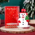 Vista dettagliata di una candela di Natale a forma di pupazzo di neve con base in foglio. - Pupazzo di Neve che Porta l'Albero