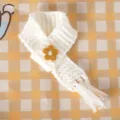 Detail van mini gebreide franje sjaal, schattig geel bloemdecor voor katoenen poppen en speelgoed. - Wit