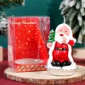 Dettaglio in primo piano della candela di Babbo Natale con albero e scatola regalo. - Babbo Natale che Porta l'Albero