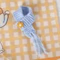 Mini gebreide franjesjaal voor poppen, schattige blauwe winternekkwarmer met bloemenpatch. - Blauw