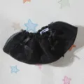 Primo piano dettagliato di una gonna per bambole in tulle nero con fiocco ed elastico. - Gonna in Pizzo Nera