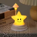 Simpatica luce notturna a stella luminosa con lampione in miniatura per illuminare la scrivania. - Base Bianca / Bianco