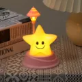 Simpatica luce notturna a stella con base rosa e mini lampione, accogliente decorazione da scrivania. - Base Rosa / Rosa