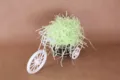 Groen rafia versnipperd papier als vulmateriaal voor geschenkdozen en presentatietassen. - Bleekgroen